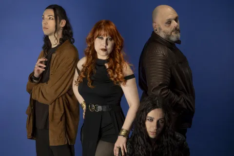 I quattro Noise in Myself su fondo blu: a sinistra un ragazzo con i capelli lunghi raccolti e una giacca di camoscio marrone, al centro una cantante con lunghi capelli rossi e un abito nero, a destra un uomo calvo con la barba grigia e un giubbotto di pelle, in basso un ragazzo con lunghi capelli ricci scuri che guarda verso l'obiettivo.